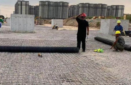 平度土工格栅铺设前地基要怎么处理？